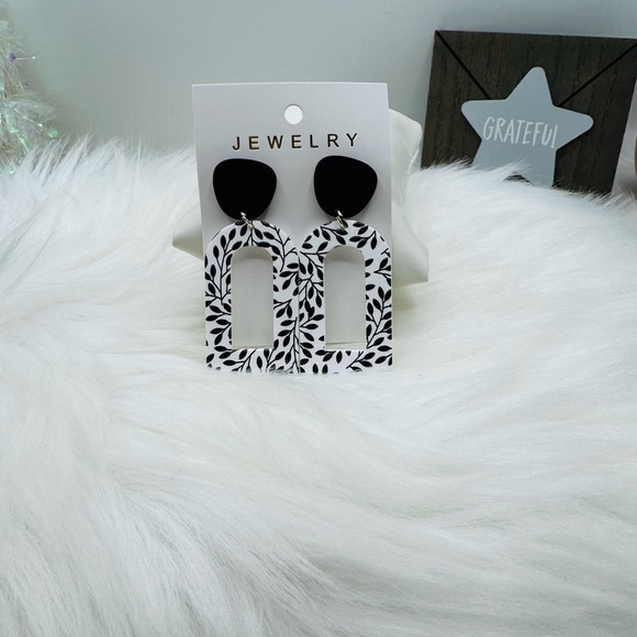 Cruella leaf Acrylic Dangle Earrings - Picture 2 of 3